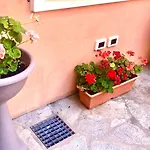 Presso La Maison De Gioel Usufruirai Di Un Appartamento Indipendente Dotato Di Uso Cucina E Lavatrice Arredato In Maniera Funzionale Situato In Ottima Posizione Vicino A Supermercati Caffetterie Pasticcerie Bar Pizzerie E Tanti Altri Servizi