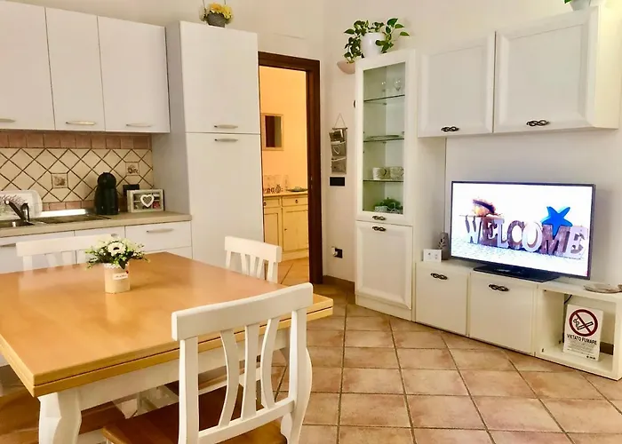 Presso La Maison De Gioel Usufruirai Di Un Appartamento Indipendente Dotato Di Uso Cucina E Lavatrice Arredato In Maniera Funzionale Situato In Ottima Posizione Vicino A Supermercati Caffetterie Pasticcerie Bar Pizzerie E Tanti Altri Servizi
