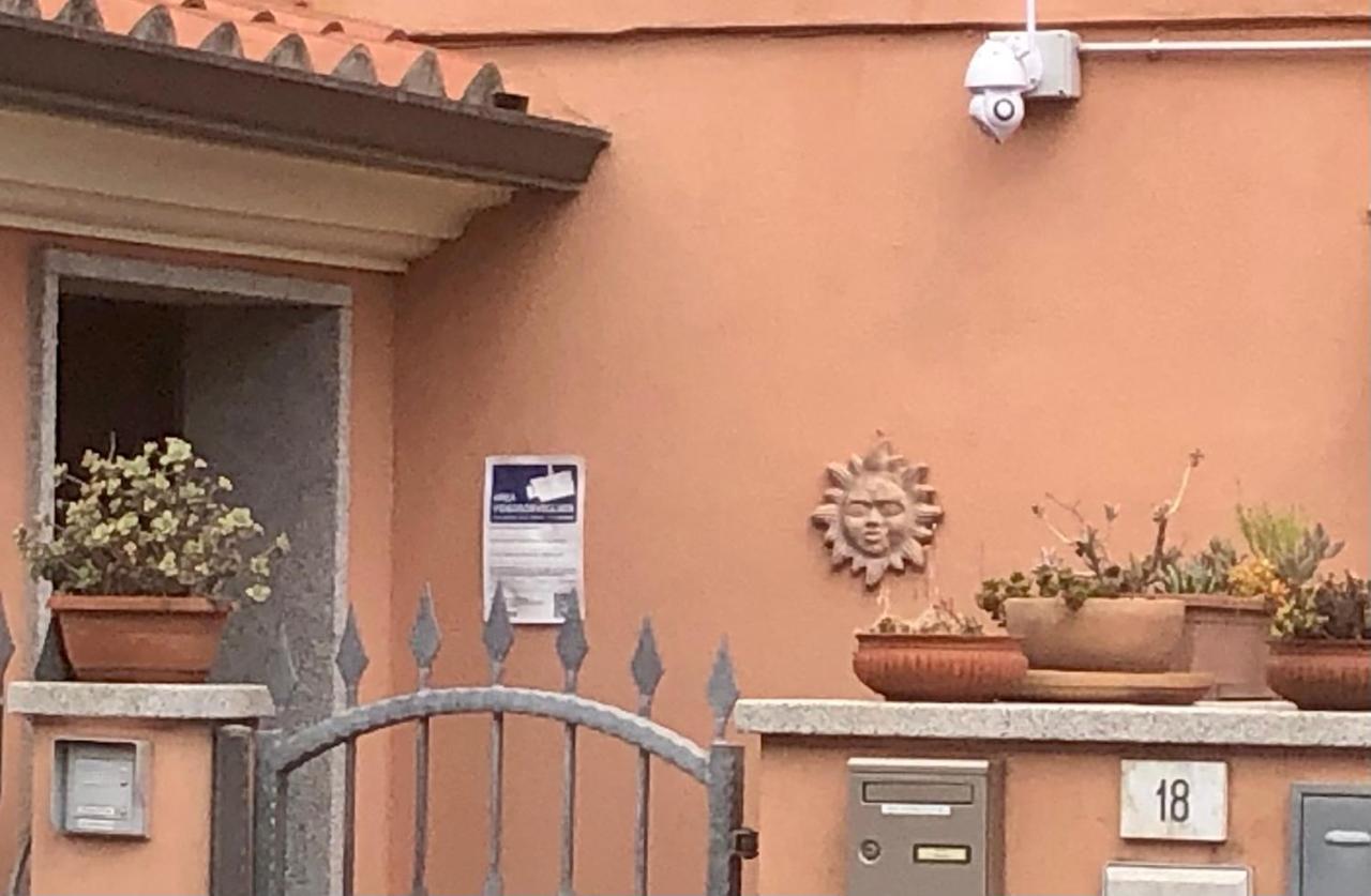Presso La Maison De Gioel Usufruirai Di Un Indipendente Dotato Di Uso Cucina E Lavatrice Arredato In Maniera Funzionale Situato In Ottima Posizione Vicino A Supermercati Caffetterie Pasticcerie Bar Pizzerie E Tanti Altri Servizi Apartment