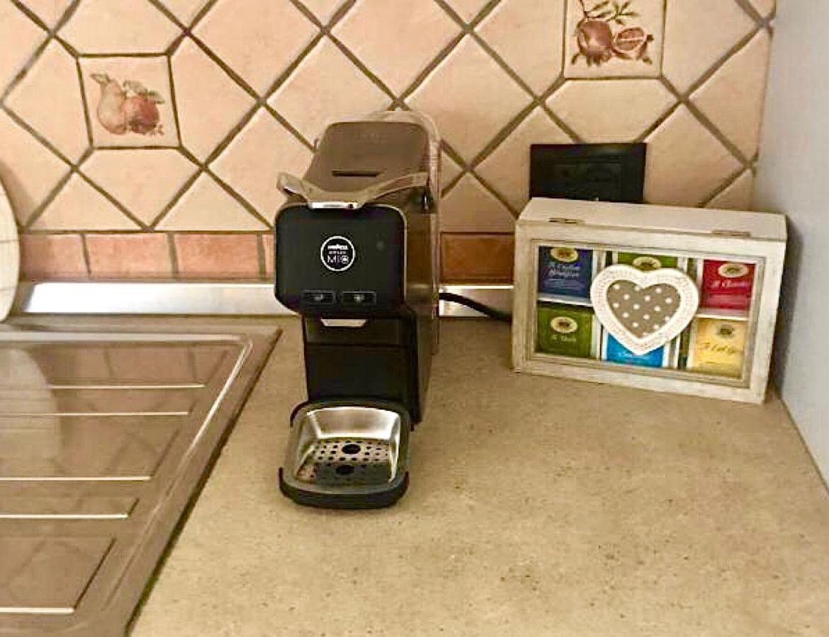 Apartment Presso La Maison De Gioel Usufruirai Di Un Indipendente Dotato Di Uso Cucina E Lavatrice Arredato In Maniera Funzionale Situato In Ottima Posizione Vicino A Supermercati Caffetterie Pasticcerie Bar Pizzerie E Tanti Altri Servizi