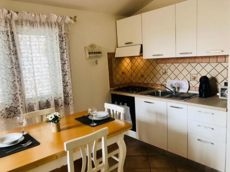 Presso La Maison De Gioel Usufruirai Di Un Indipendente Dotato Di Uso Cucina E Lavatrice Arredato In Maniera Funzionale Situato In Ottima Posizione Vicino A Supermercati Caffetterie Pasticcerie Bar Pizzerie E Tanti Altri Servizi *